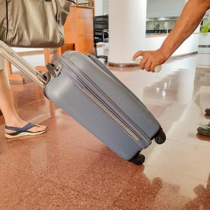 Hotel Cristina Suites Puerto La Cruz エクステリア 写真