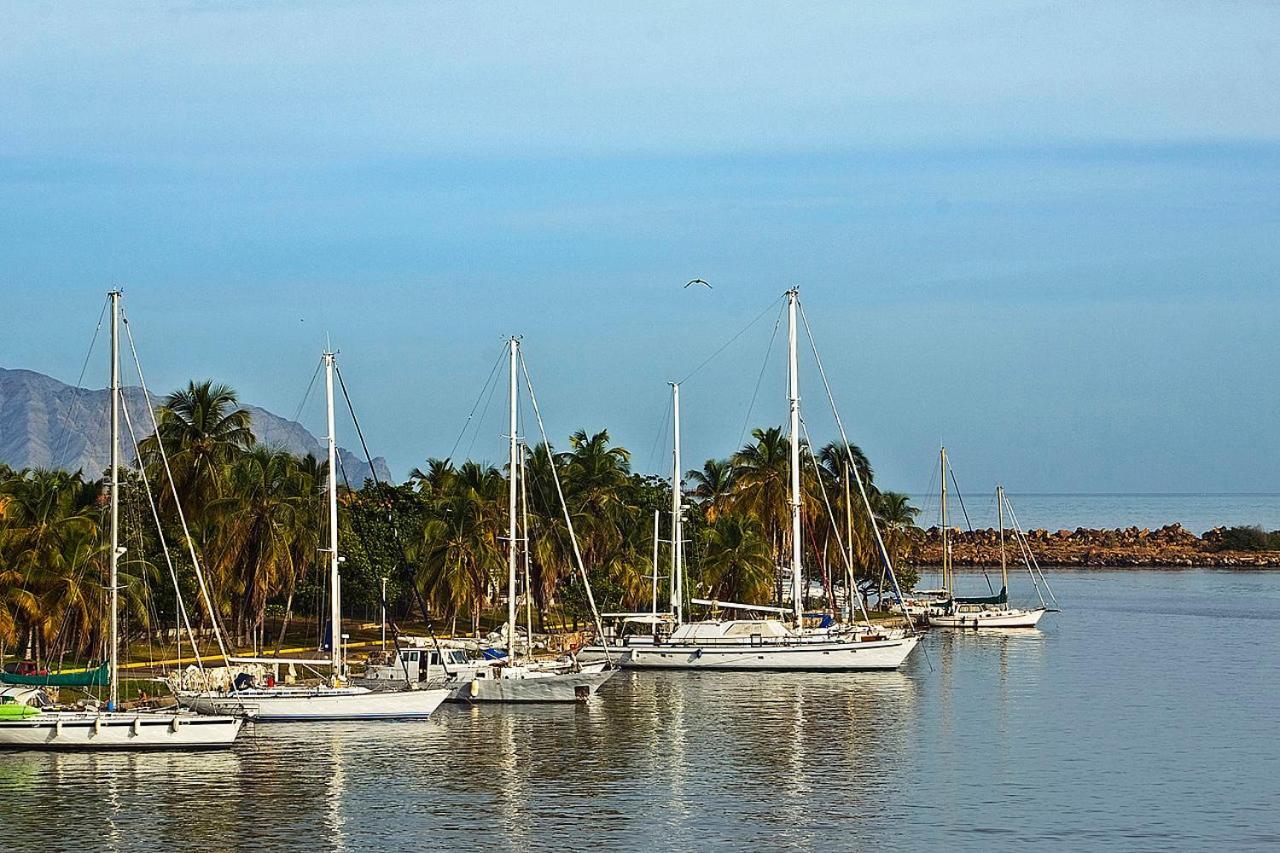 Hotel Cristina Suites Puerto La Cruz エクステリア 写真