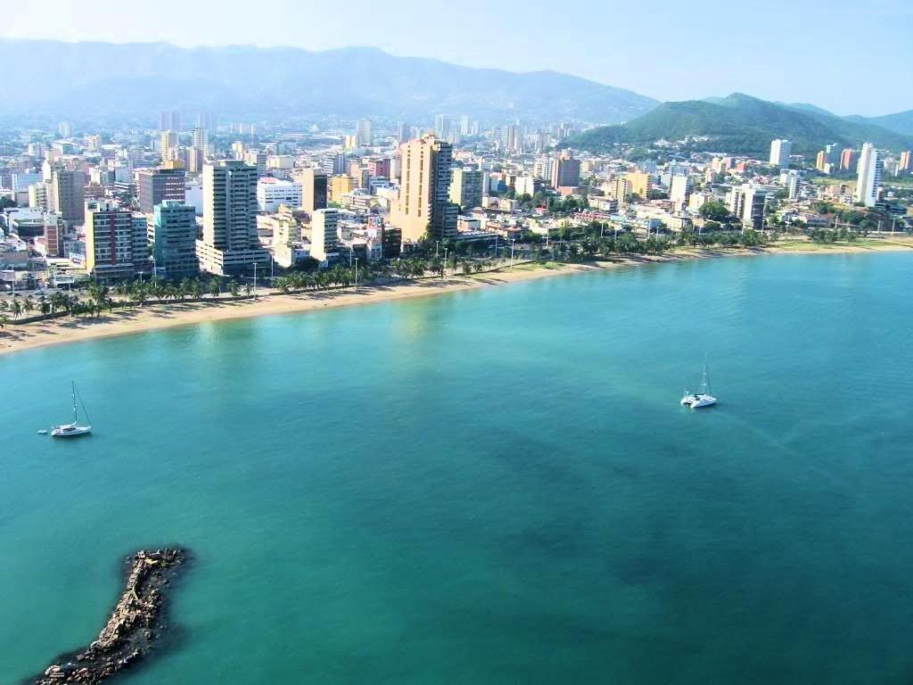 Hotel Cristina Suites Puerto La Cruz エクステリア 写真